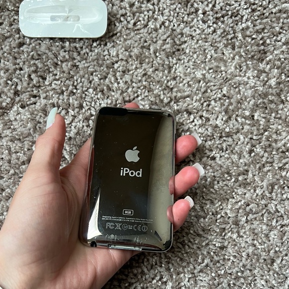 Hardly used IPod Touch - no camera - 8 gb (2nd gen) - Picture 3 of 3